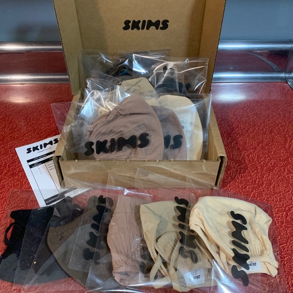 SKIMS SIENNA nude kardashian facemask - Picture 4 of 16